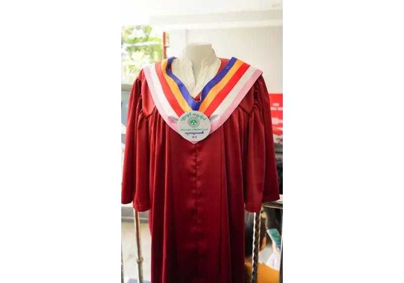 ဒီပလိုမာလက်မှတ် နှင့် B.A ဘွဲ့ အပ်နှင်းခြင်း အစီအစဉ် အတိုင်း ယနေ့ ၁၀/၁/၂၆ မှစ၍ ဒီပလိုမာ အတွက် စလွယ်နှင့် သုတဓမ္မဂဝေသီ အတွက် ဘွဲ့ ဝတ်စုံ ရန်ကုန်မြို့ အနုဂ္ဂဟရုံး၌ လာရောက်ထုတ်ယူနေကြသည့် မြင်ကွင်းများ